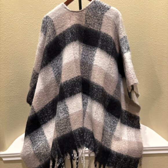 🩵Poncho Shrug Cape Marcus Adler New York Plaid One Size Fits All - Picture 4 of 7
